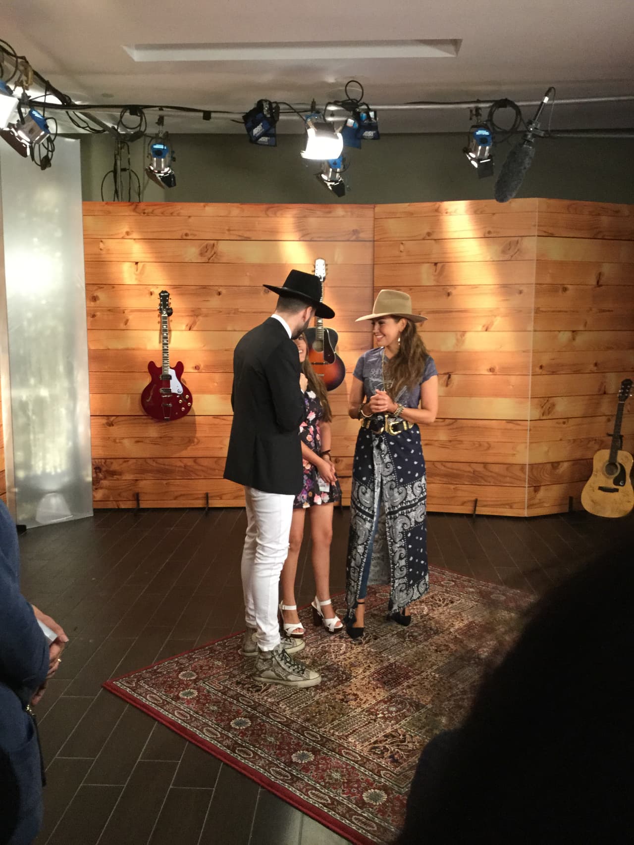 Rubí Ibarra cumplió otro de sus sueños en Premio Lo Nuestro: conoció a Thalía durante una entrevista. Las "quinceañeras" se tomaron selfies juntas.