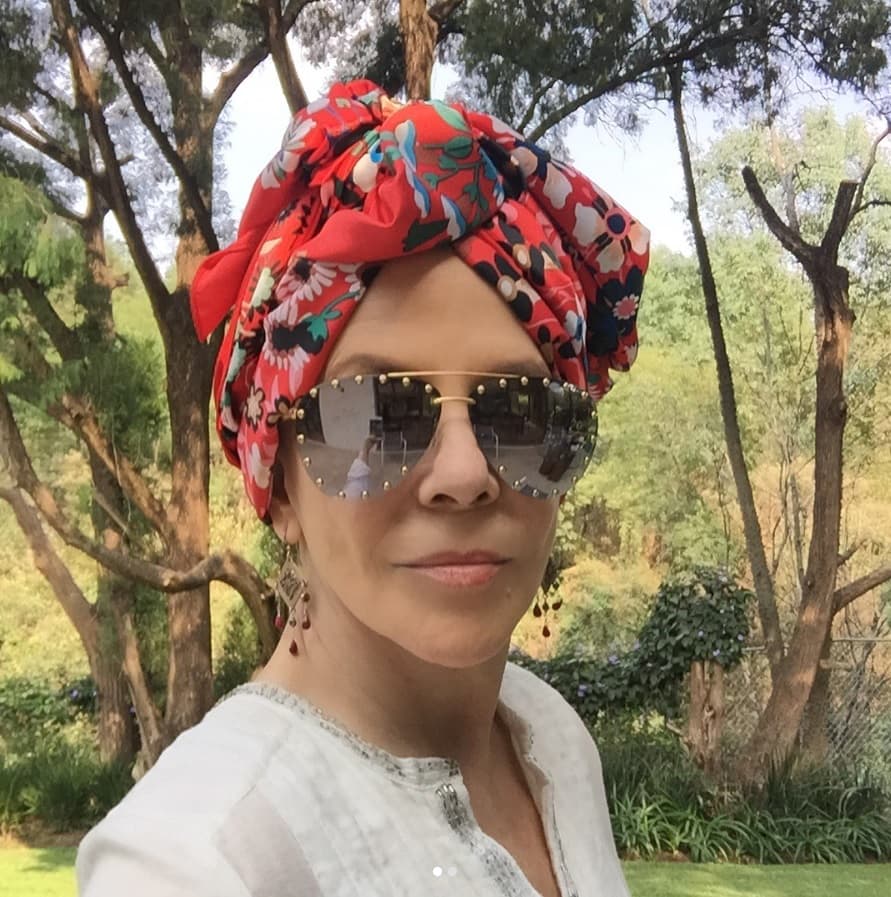 Rebecca Jones sí está consciente de que su testimonio impacta a otras personas: “Evidentemente pasé por una circunstancia super importante. Me doy cuenta, en mis redes sociales, de cómo lo que comparto les ayuda a mujeres y a los hombres que comparten conmigo el problema que fueron las quimios”.