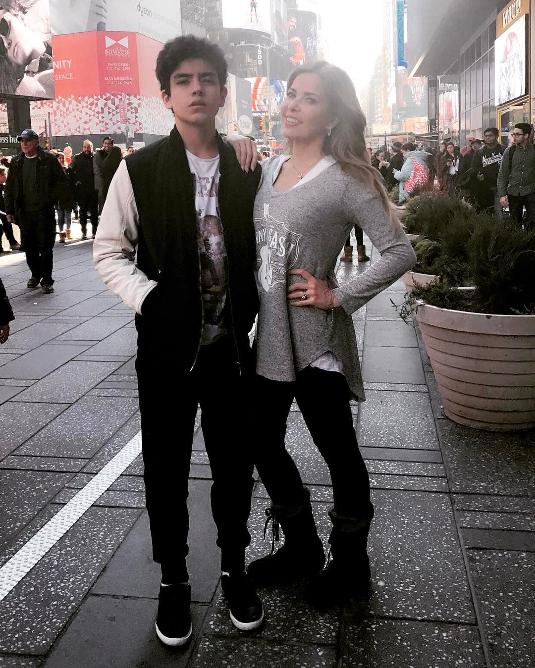 Ahora que el hijo de Gloria Trevi ha crecido, él no duda en acompañarla a todos sus viajes.