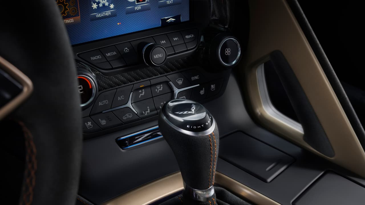 Existen dos opciones para transferir la enorme potencia a las ruedas posteriores. La primera es empleando la transmisión manual de 7 velocidades (de serie) o la automática de 8 velocidades. Ambas opciones son las mismas que encontramos en el Corvette Z06 C7.