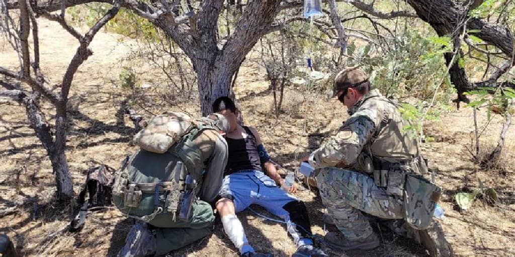 En fotos publicadas por la Patrulla Fronteriza, ciudadanos guatemaltecos fueron rescatados en áreas remotas cerca de San Miguel, Arizona. La agencia migratoria enfatizó que "muchos migrantes trágicamente no sobreviven".