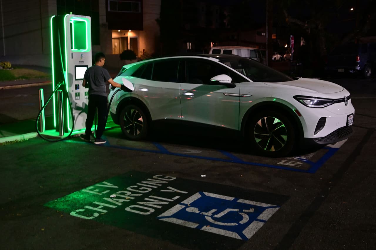 Los clientes elegibles con un sistema de almacenamiento de energía de batería Tesla Powerwall pueden participar en la planta de energía virtual PG&E + Tesla. 
<br>