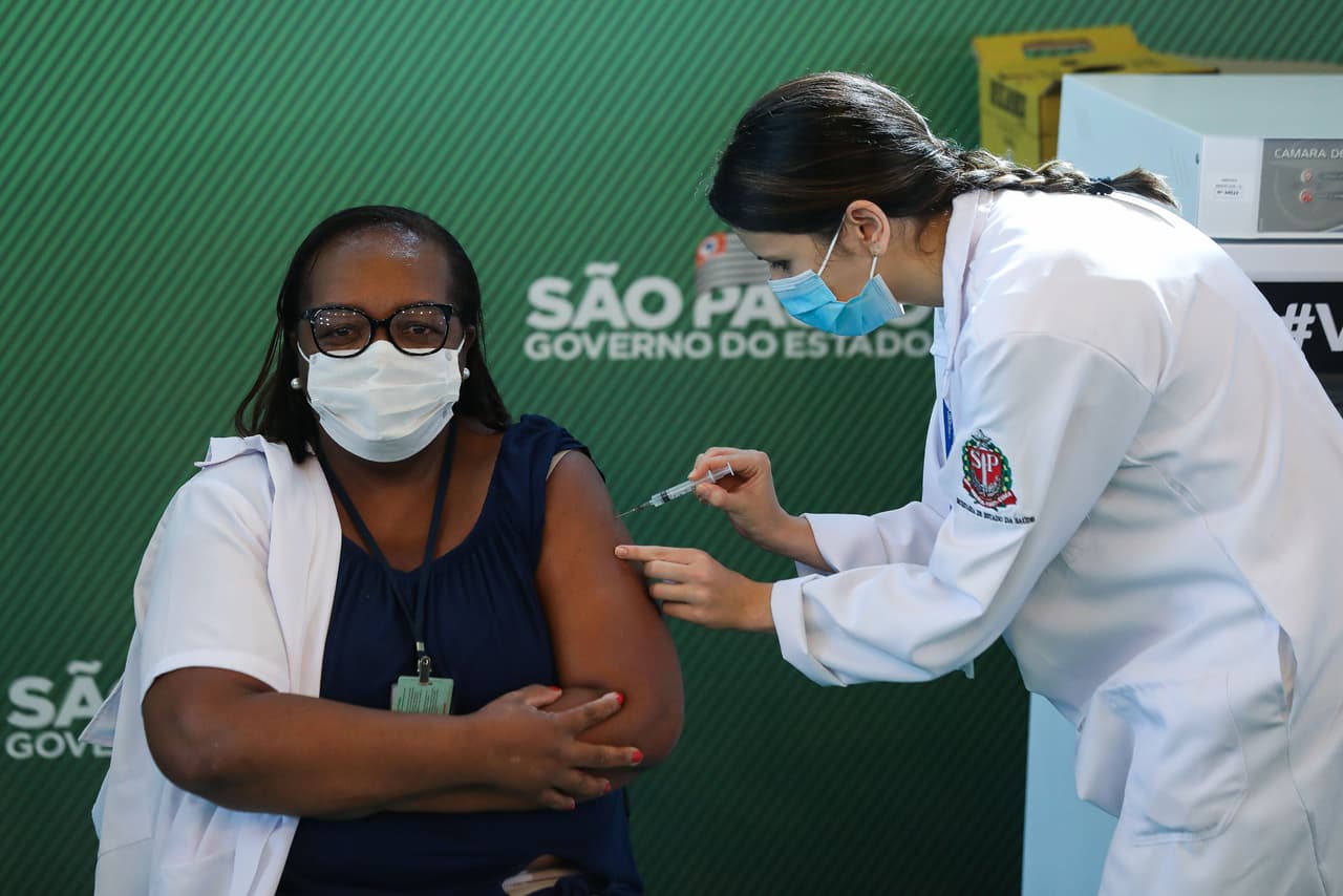 La enfermera Mónica Calazans, de 54 años, recibe la primera vacuna de CoronaVac el domingo 17 de enero del 2021 en Sao Paulo, Brasil. CoronaVac fue desarrollada por el laboratorio chino Sinovac en consorcio con el Instituto Butantan.
<br>