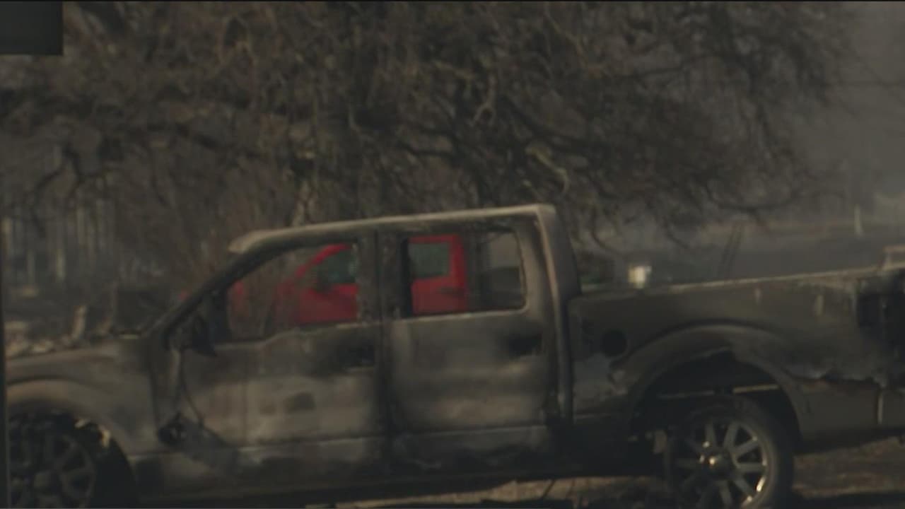 De acuerdo con las autoridades, las intensas llamas 
<b>han consumido cientos de viviendas y otros bienes materiales </b>desde este pasado jueves. Miles de familias permanecen bajo la orden de evacuación, mientras decenas de personas han perdido sus hogares.