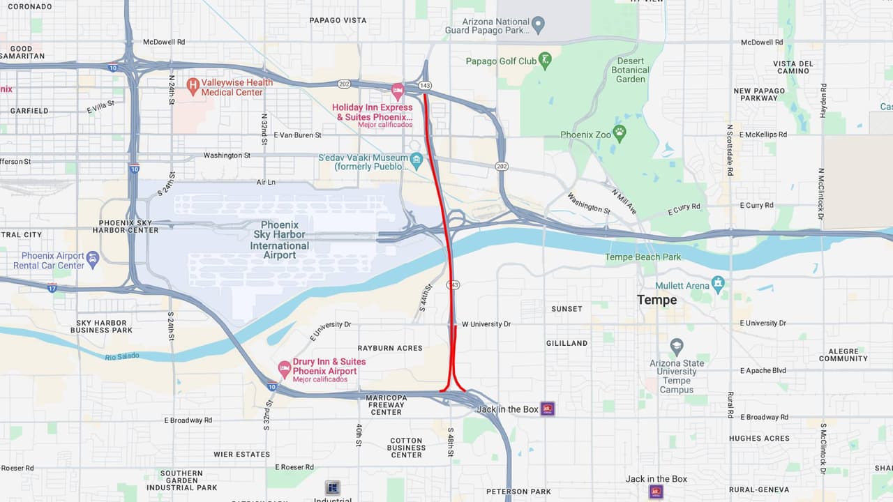 <b>SR 143 sur</b>
<br>La SR 143 en dirección sur cerrará entre el Loop 202 y la I-10 desde las 10 p.m. del viernes hasta las 4 a.m. del lunes.
<br>
<br>La salida del Loop 202 en dirección oeste hacia el aeropuerto Sky Harbor (Sky Harbor Boulevard) también estará cerrada. 
<br>
<br>
<b>Rutas alternas</b>
<br>Considere usar el Loop 202 en dirección oeste hasta la I-10 en dirección este, para llegar a destinos que incluyen la entrada oeste de Sky Harbor.