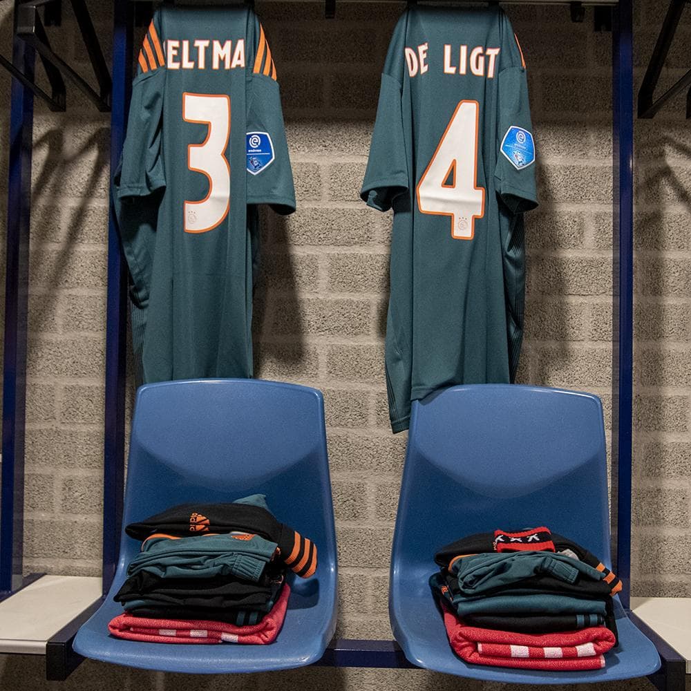 Después de que se conociera su playera titular para la próxima temporada, el Ajax ahora anunció su jersey alterno el cual estrenó este miércoles en el último juego de la Eredivisie 2018/19 ante el De Graafschap. El color verde es el protagonista en un tono oscuro acompañado de detalles naranjas.