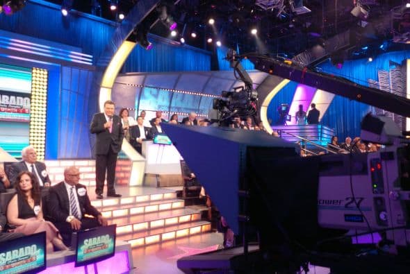 Don Francisco da la bienvenida a los televidentes que por 53 años han sintonizado el programa en Estados Unidos y Latinoamérica.