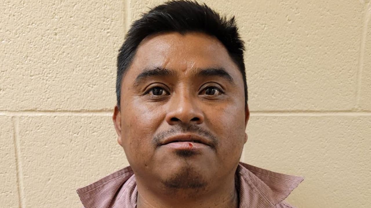Cerca de la línea estatal entre Arizona y Nuevo México, agentes de la estación Douglas arrestaron a 12 migrantes, incluido Ricardo Velásquez Solano. El ciudadano mexicano había sido deportado luego de cumplir una condena por agresión sexual agravada en el condado de Douglas.