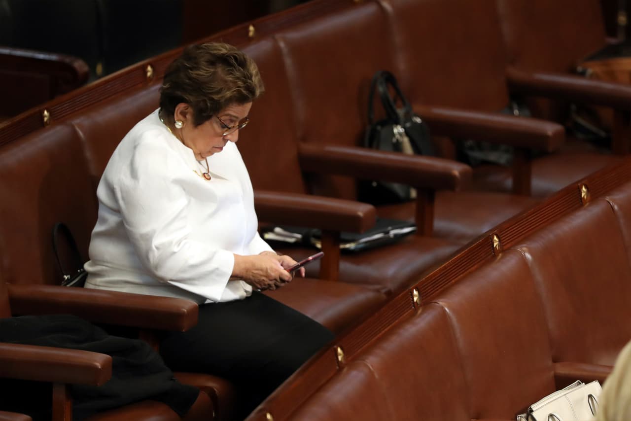 La congresista demócrata Donna Shalala, representante por el circuito 27 de Florida, toma su lugar en el Capitolio.