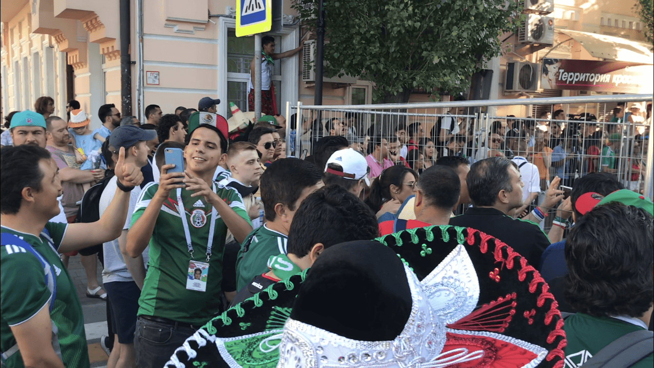 Este es el ambiente que empezaron a generar los aficionados mexicanos previo al partido contra Corea del Sur que se efectuará este sábado en Rostov.