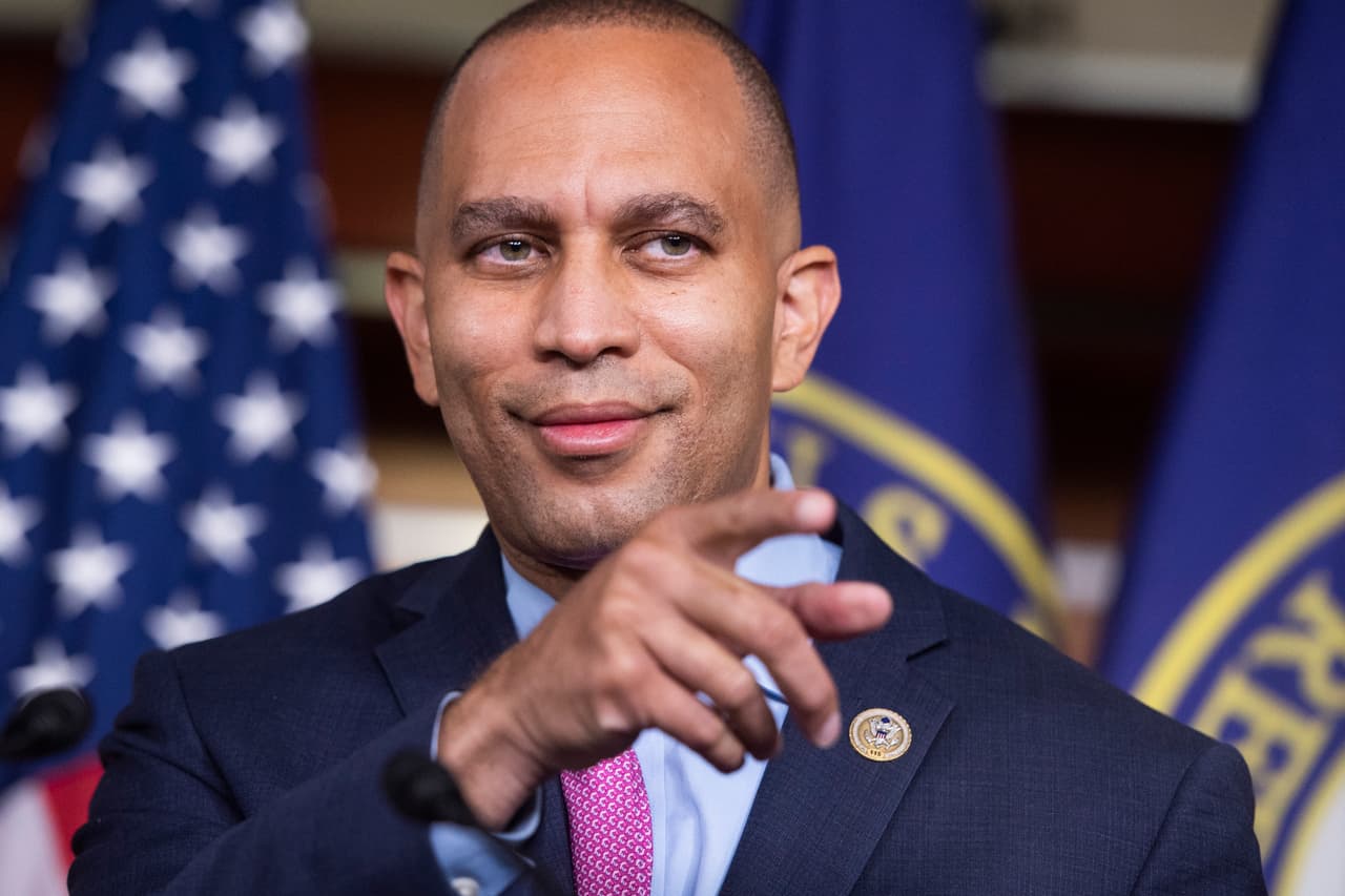 <i>“Donald, tú no crees en la ley y el orden. El 1600 de la Avenida Pennsylvania es una escena de crimen recurrente”.</i>
<br>
<br>
<b>Hakeem Jeffries, congresista por Nueva York</b>
