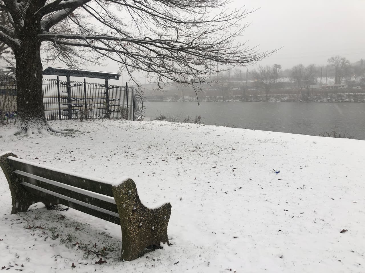 Una hermosa vista frente al río Schuylkill, la panorámica de la ciudad quedó escondida por el efecto de la nieve y el fuerte viento.