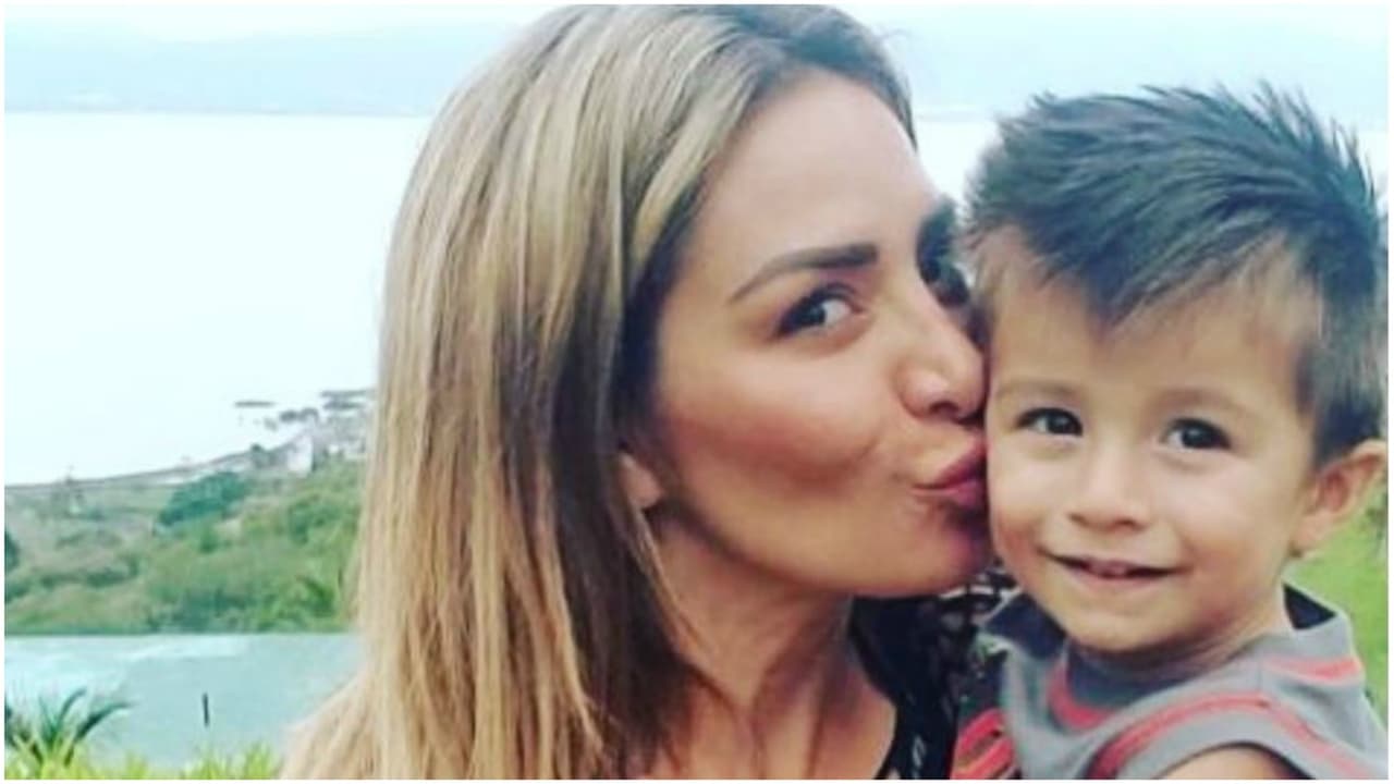 <b><a href="https://www.univision.com/shows/el-gordo-y-la-flaca/cristina-eustace-asegura-que-esteban-loaiza-el-ex-de-jenni-rivera-tiene-descuidado-a-su-hijo-video">Cristina Eustace</a></b>, quien procreó un hijo con 
<b><a href="https://www.univision.com/temas/esteban-loaiza" target="_blank">Esteban Loaiza</a></b> cuando ambos mantuvieron una relación amorosa que acabó en 2015, reaccionó ante la
<b> <a href="https://www.univision.com/famosos/por-que-detuvieron-a-esteban-loaiza-viudo-de-jenni-rivera-sale-de-prision-deportacion-mexico" target="_blank">libertad condicional que le fue otorgada</a> </b>al exbeisbolista. 
<br>