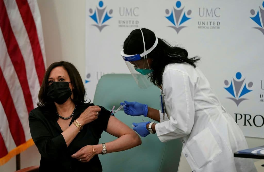 Así mismo, su vicepresidente electa, Kamala Harris, de 56 años, también dio ejemplo y se la aplicó el 29 de diciembre.