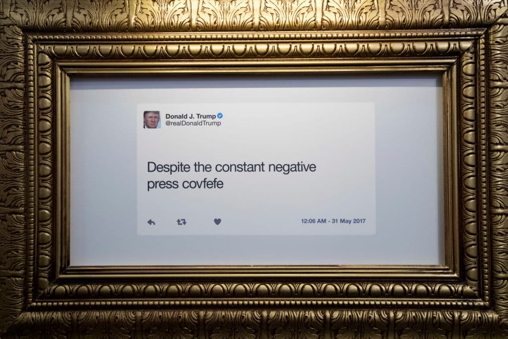Otra 'gran obra maestra' de Trump en su red social favorita: "A pesar de la 
<i>covfefe</i> negativa de la prensa constantemente". Fue 
<b><a href="http://www.univision.com/noticias/politica/covfefe-la-errata-en-un-tuit-incompleto-de-trump-a-medianoche-que-desata-burlas-en-twitter">publicado al filo de la medianoche</a></b> y, aunque casi nadie (o nadie) sabe lo que significa, 
<b><a href="http://www.univision.com/noticias/politica/un-congresista-impulsa-la-ley-covfefe-y-de-aprobarse-trump-no-podria-borrar-sus-mensajes-en-redes-sociales">un congresista usó la 'palabra' para bautizar una iniciativa de ley</a></b> para que cada tuit de Trump sea un registro que no puede ser borrado. (Drew Angerer/Getty Images)