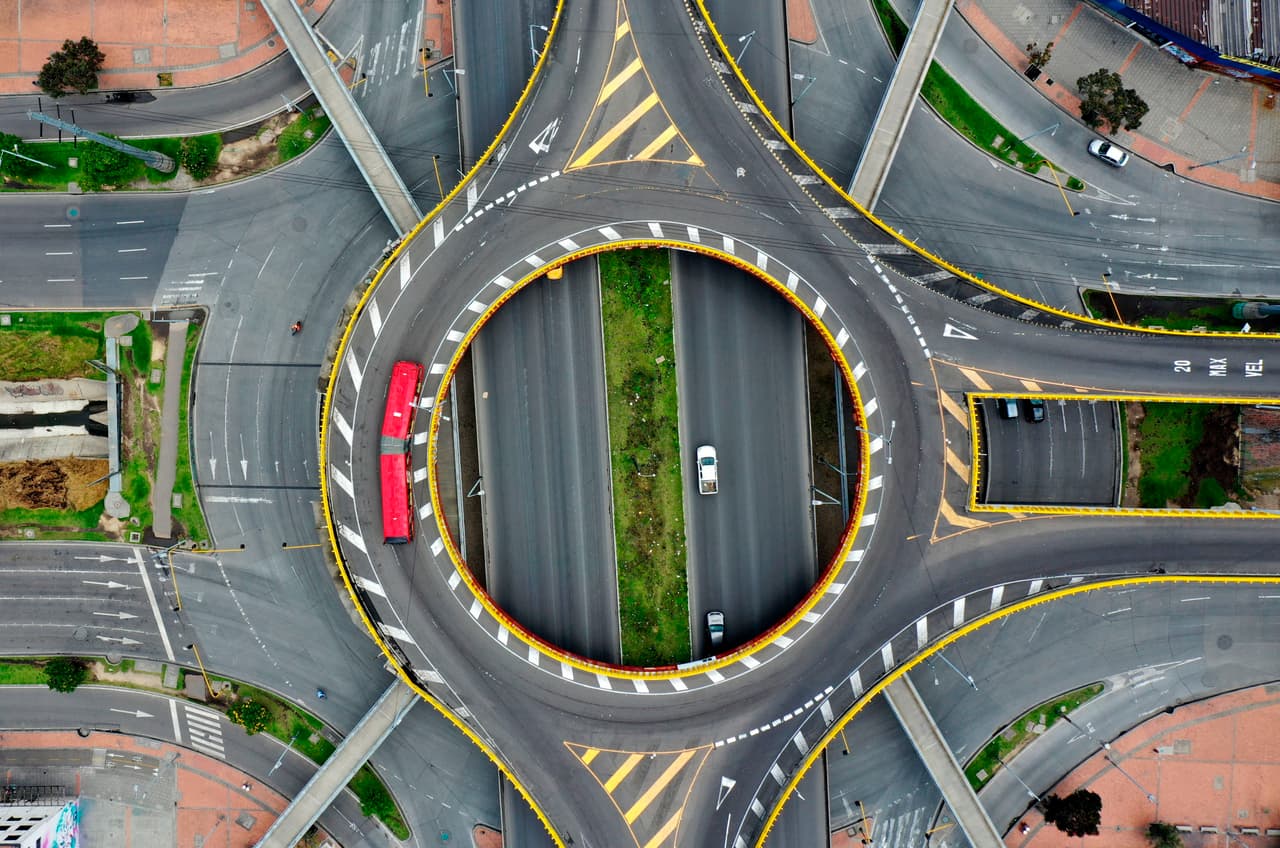 Una intersección de avenidas en Bogotá, Colombia. 25 de marzo. En decenas de países las autoridades han limitado el movimiento de las personas para evitar la propagación del covid-19, lo que ha dejado desiertas calles, plazas, playas y parques en todo el mundo. 
<a href="https://www.univision.com/noticias/salud/mapa-actualizado-del-coronavirus-cifras-de-casos-confirmados-y-fallecidos">Vea aquí nuestro mapa actualizado del coronavirus: cifras de casos confirmados y fallecidos </a>