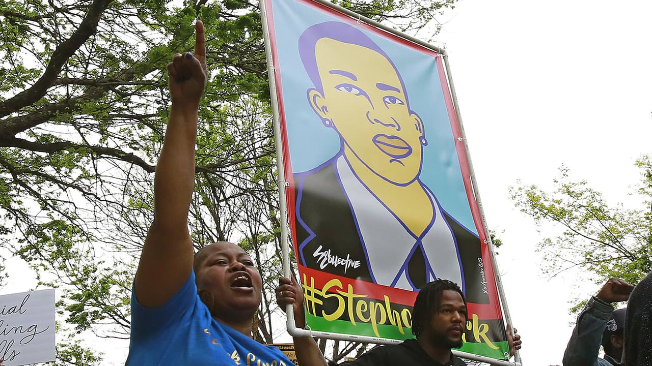 No presentarán cargos contra los agentes que balearon fatalmente a joven negro desarmado en Sacramento