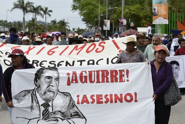 Miles de manifestantes que denuncian justicia por el caso Iguala marcharon por el centro de Acapulco.