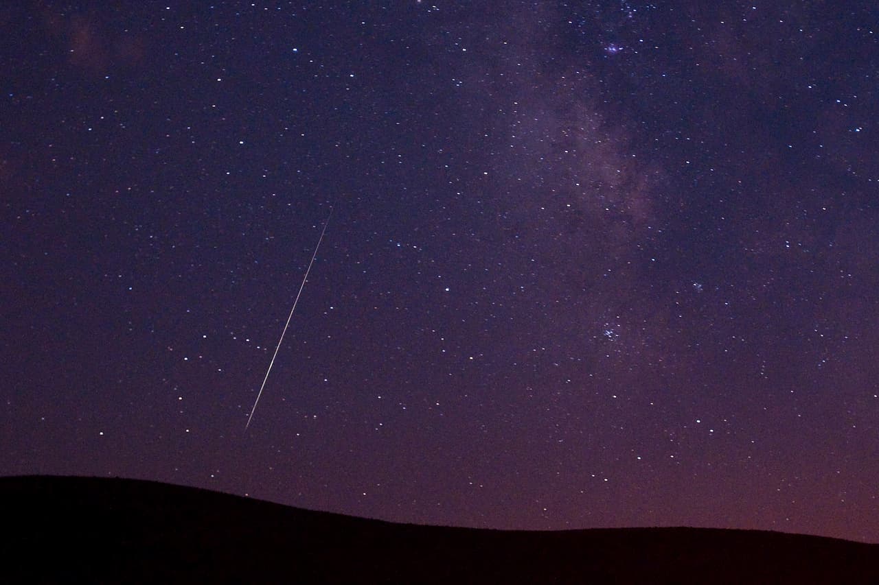 Las Perseidas también son conocidas por sus bólidos: explosiones de luz y color de mayor magnitud que pueden persistir más tiempo que la estela de un meteoro promedio. Esto se debe a que los bólidos se originan a partir de partículas más grandes de material cometario, lo que los hace más brillantes,
<b> con magnitudes aparentes superiores a -3.</b>