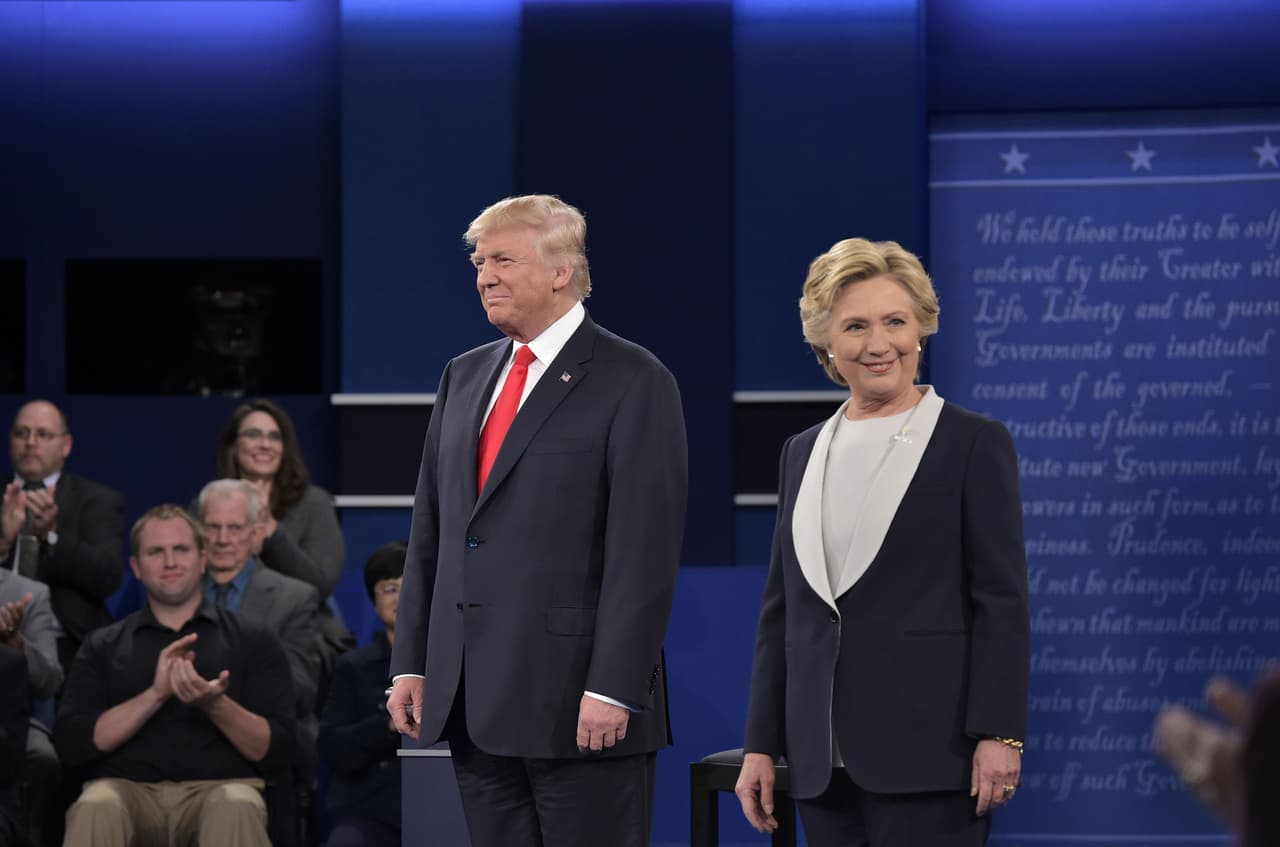 El diseñador estadounidense también fue el responsable del traje a dos tonos que usó Hillary Clinton en el segundo debate presidencial.