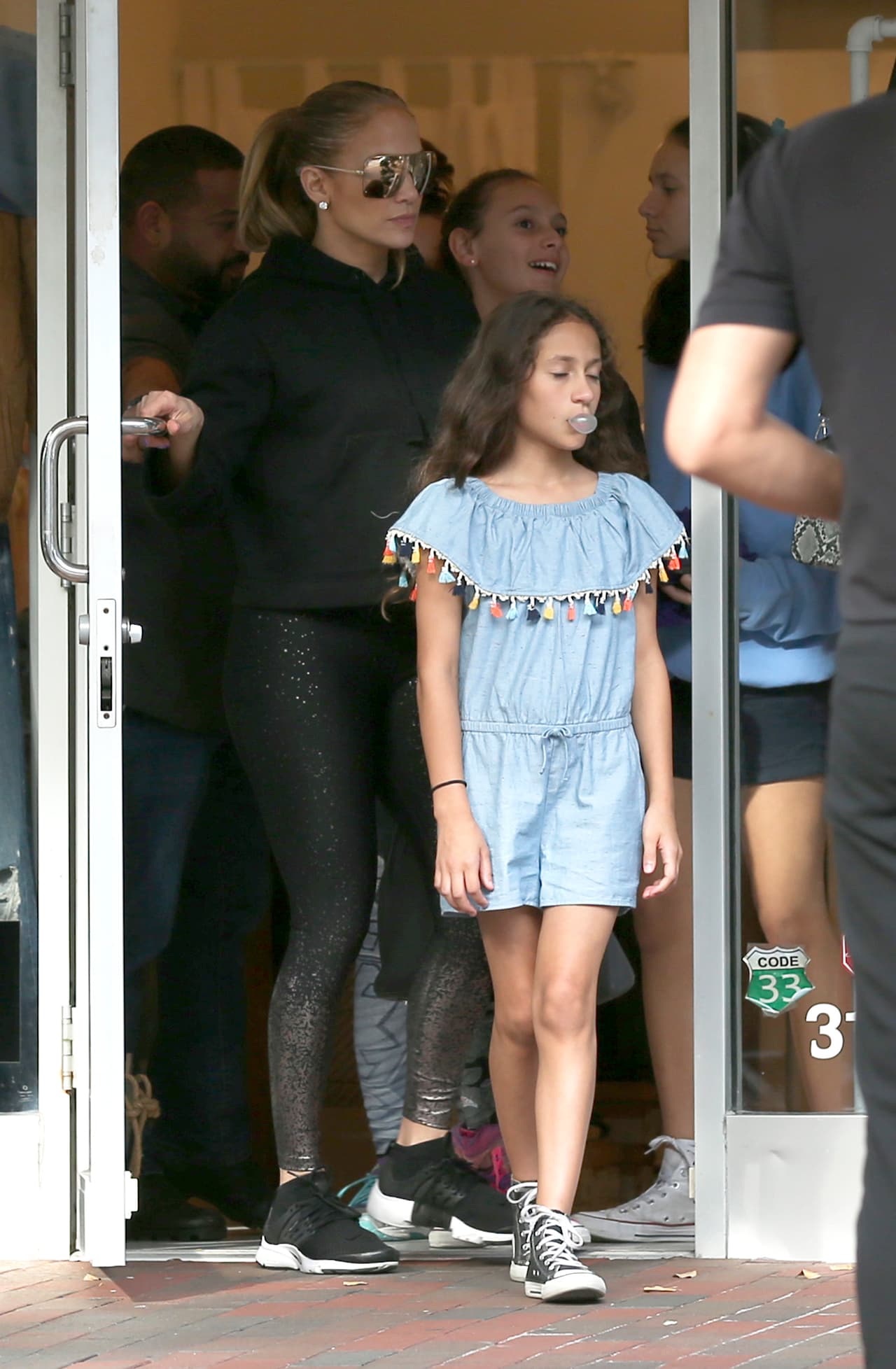 Si hay algo constante en Jennifer López es que siempre, aunque esté trabajando, hace los arreglos para estar con sus hijos.