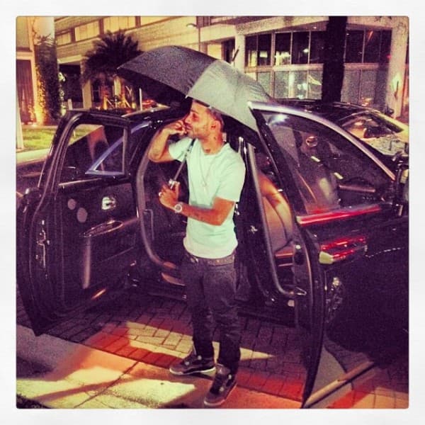 Arcángel también decidió invertir en un auto de lujo, y se compró este Rolls-Royce Ghost en color negro, el cual retiró de un concesionario en Miami.