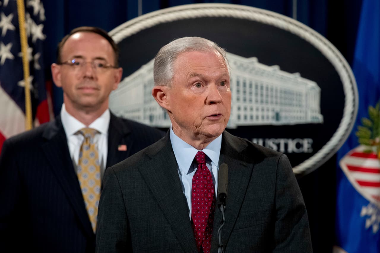 Jeff Sessions dice que seguirá al frente del Departamento de Justicia pese a las críticas de Donald Trump