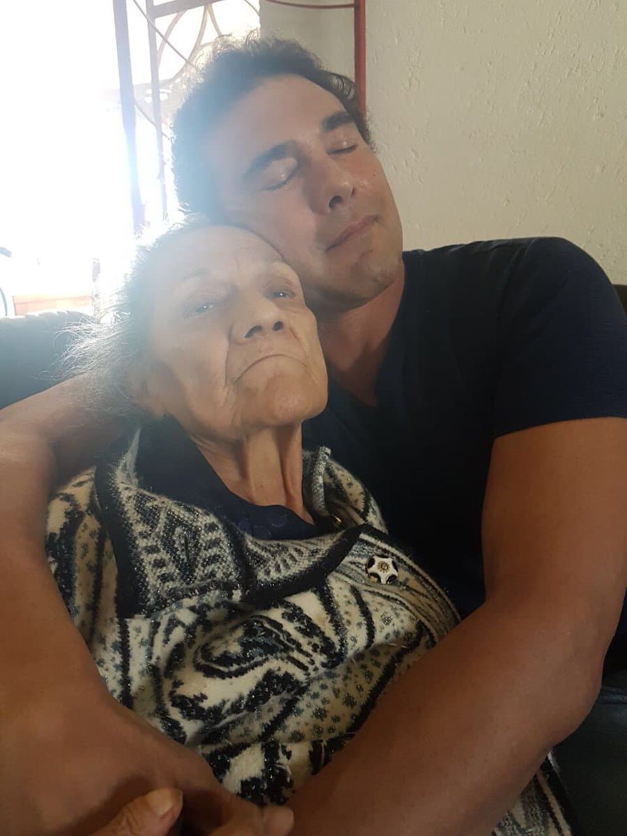 Pero, en noviembre de 2017 se supo que 
<b><a href="https://www.univision.com/entretenimiento/la-madre-de-eduardo-yanez-maltrato-y-abandono-hay-algunas-inconsistencias">la señora María Eugenia, entonces de 80 años, era víctima de maltratos</a></b> por parte de los cuidadores.