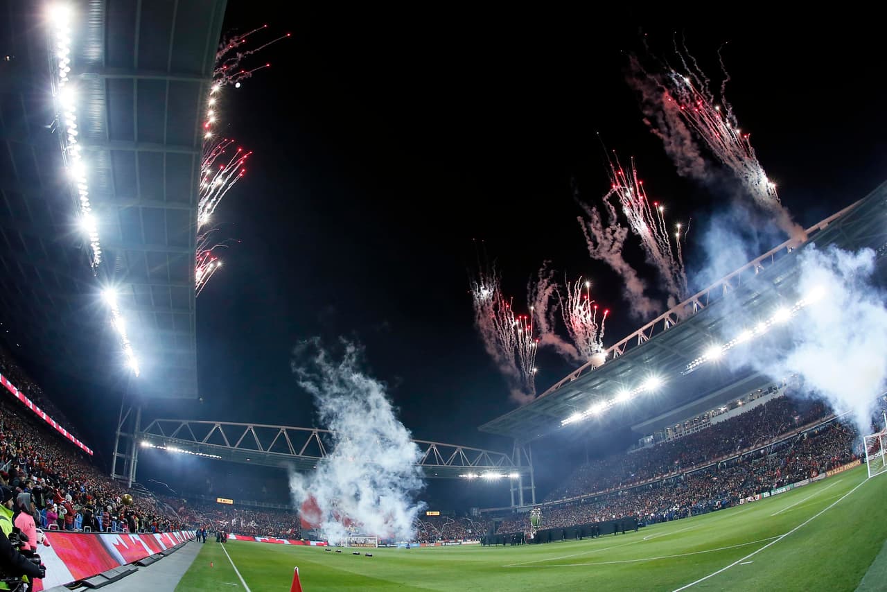 Juegos pirotécnicos y buen fútbol calientan el ambiente en la fría noche canadiense.