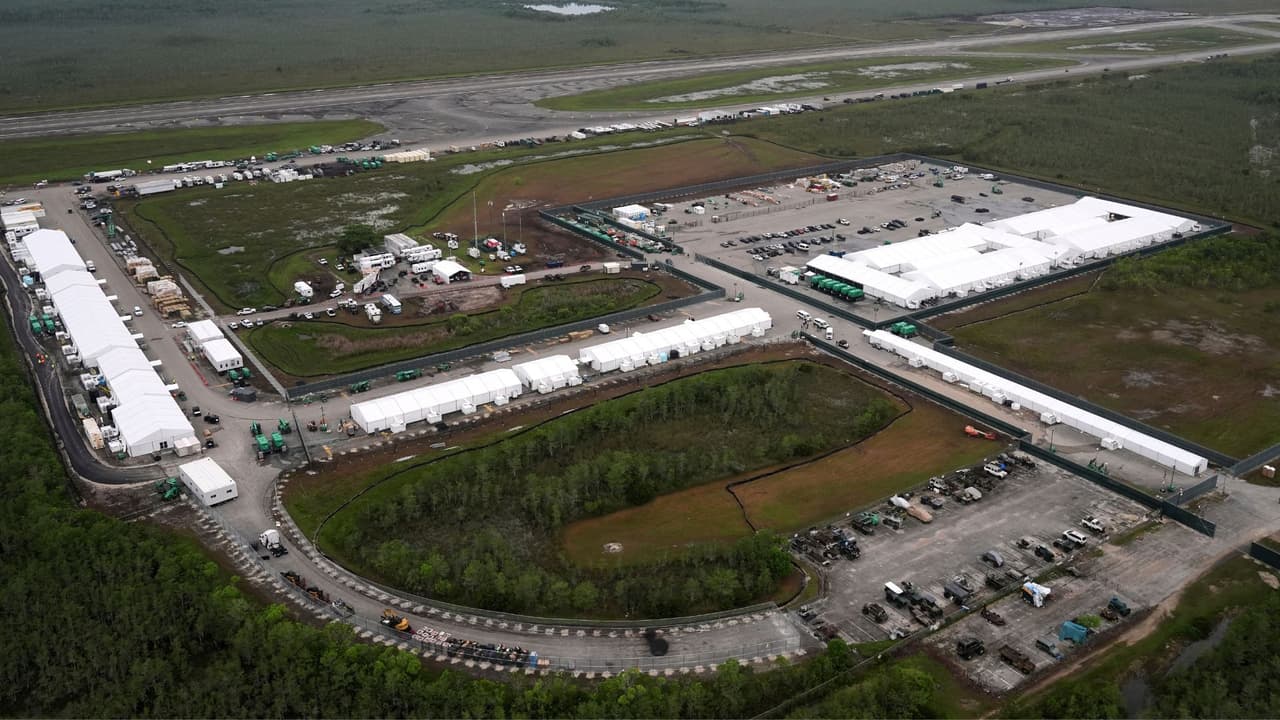 <h3 class="cms-H3-H3">¿Qué preocupa de estas instalaciones?</h3>
<br>
<br>La decisión de usar tiendas de campaña como principal estructura ha generado alarmas entre organizaciones de derechos humanos.
<br>“Todas las razones por las que usted y yo vivimos en casas y no en tiendas van a surgir inevitablemente en un centro sin paredes, sin pisos ni aislamiento”, dijo Emma Winger de 
<a href="https://www.americanimmigrationcouncil.org/" target="_blank">American Immigration Council</a>.
<br>Estas instalaciones 
<b>ya han tenido antecedentes preocupantes en otros estados.</b>
<br>Un reciente informe de 
<a href="https://www.hrw.org/" target="_blank">Human Rights Watch</a> documentó 
<a href="https://www.hrw.org/the-week-in-rights/2025/07/25" target="_blank">condiciones inhumanas en centros similares en Florida</a>, donde
<b> personas dijeron dormir en el suelo sin colchones y tener que usar el baño frente a otras personas.</b> En los Everglades, 
<a href="https://www.univision.com/temas/alligator-alcatraz" target="_blank">un campamento conocido como “Alligator Alcatraz”</a>, construido en tiempo récord, 
<b>fue señalado por fallas en los aires acondicionados, comida con insectos y baños desbordados.</b>