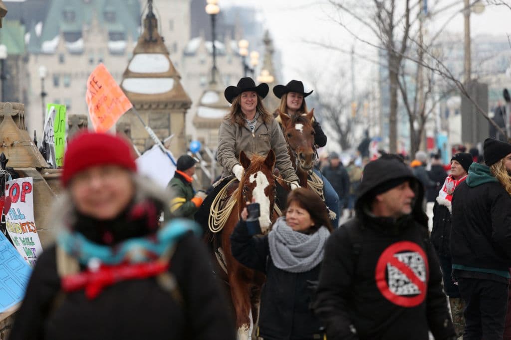 Según la Alianza Canadiense de Camiones, 
<b>más del 85% de los que cruzan a EEUU están inmunizados</b>, pero el porcentaje que no lo está inició una movilización que se ha hecho mucho más grande en poco tiempo.