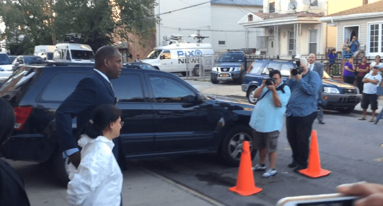 Vecinos del precinto 102 en Queens vieron cuando la mujer fue arrestada.