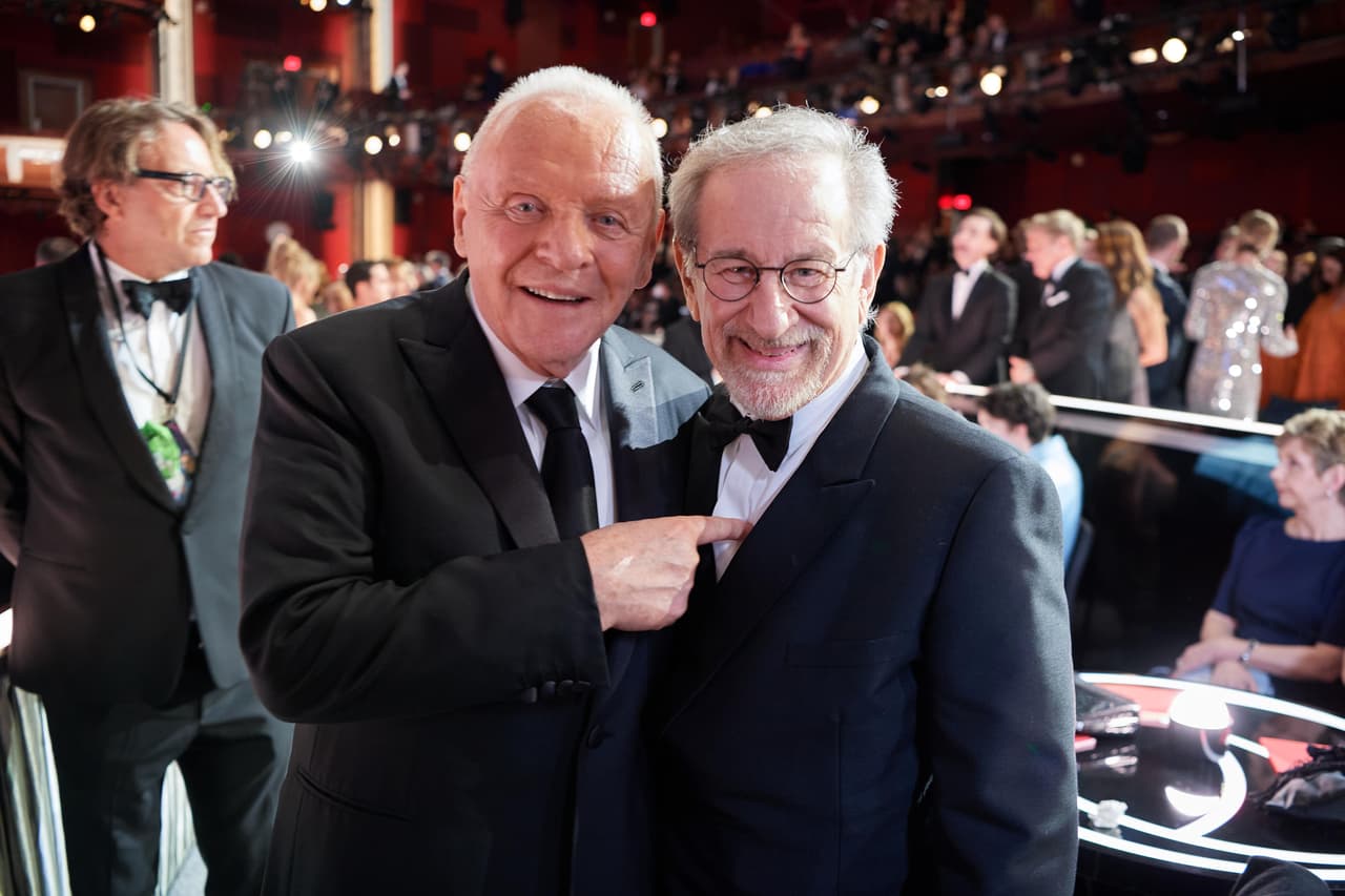 Dos grandes del cine se encontraron en los pasillos del Dolby Theatre: Anthony Hopkins y Steven Spielberg. 
<br>