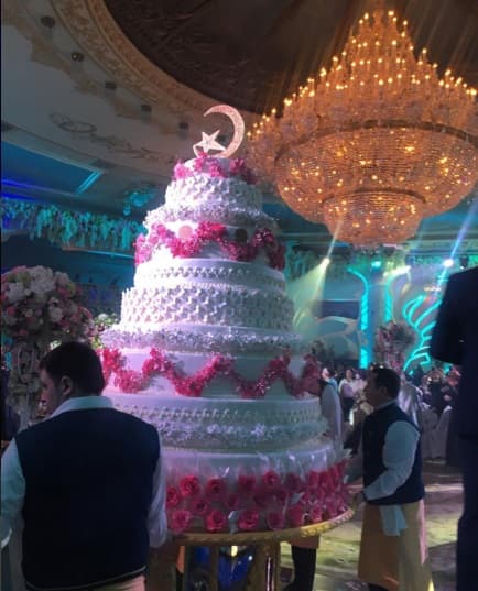 Este fue el pastel de la exclusiva boda en Moscú. No cabe duda, hay fanáticos que están dispuestos a todo con tal de tener a sus ídolos en sus fiestas.
