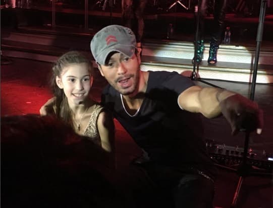 Esta es una de las fotos de Enrique revelada por uno de los asistentes. Se dice que el ídolo latino pudo haber cobrado medio millón de dólares.