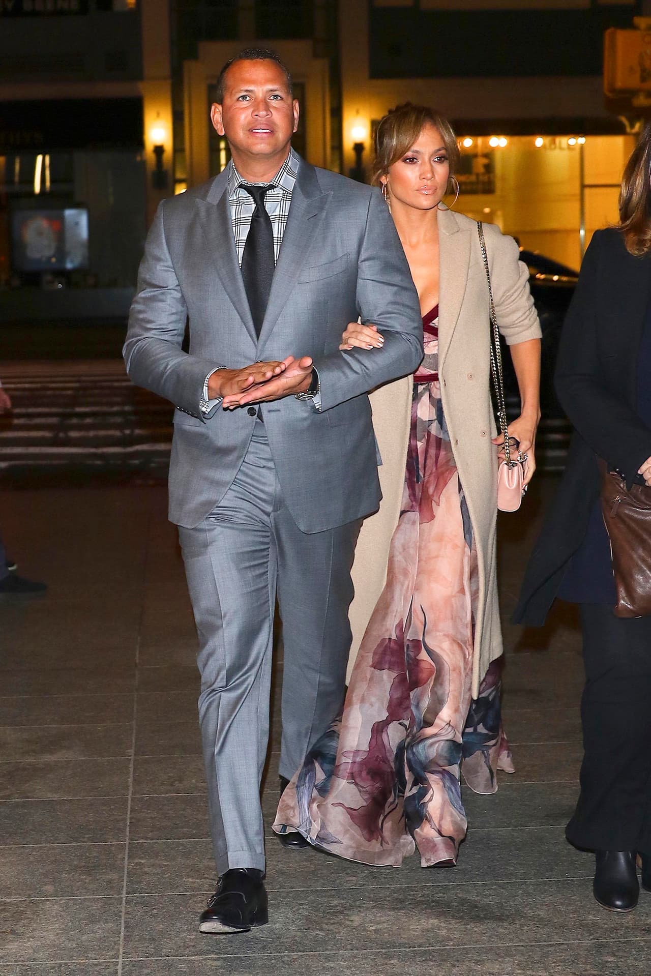 Acercándose a la camioneta que los trasladaría a donde pasarían la noche, Alex Rodríguez presumió una sonrisita, pero a Jennifer López no hubo quién la hiciera mostrar su dentadura.