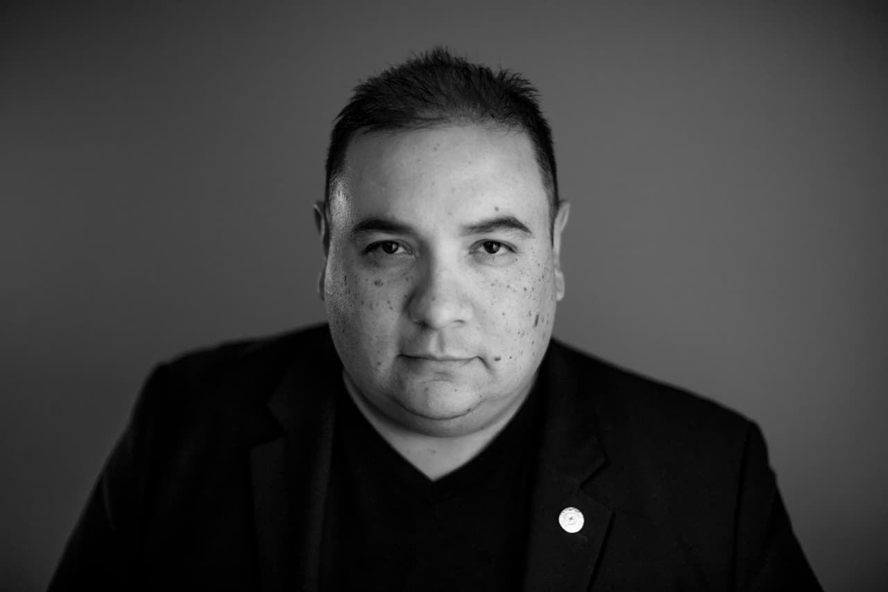 <b>“Todo lo que tengo se lo debo a esta nación”.</b> La violencia política y del narcotráfico expulsó a Mauricio Marín de Colombia, donde nació, y en EEUU se casó con una salvadoreña. Ahora vivimos en un ambiente de armonía donde si haces bien las cosas con interés todo sale bien”, aseguró. “Después del largo proceso al hacerme ciudadano lo primero que hice fue registrarme para votar”. Marín, director de cine y periodista, afirmó que los latinos “siempre tenemos muchos hijos, somos una comunidad que crece y se multiplica. Somos un león dormido que está despertando”.