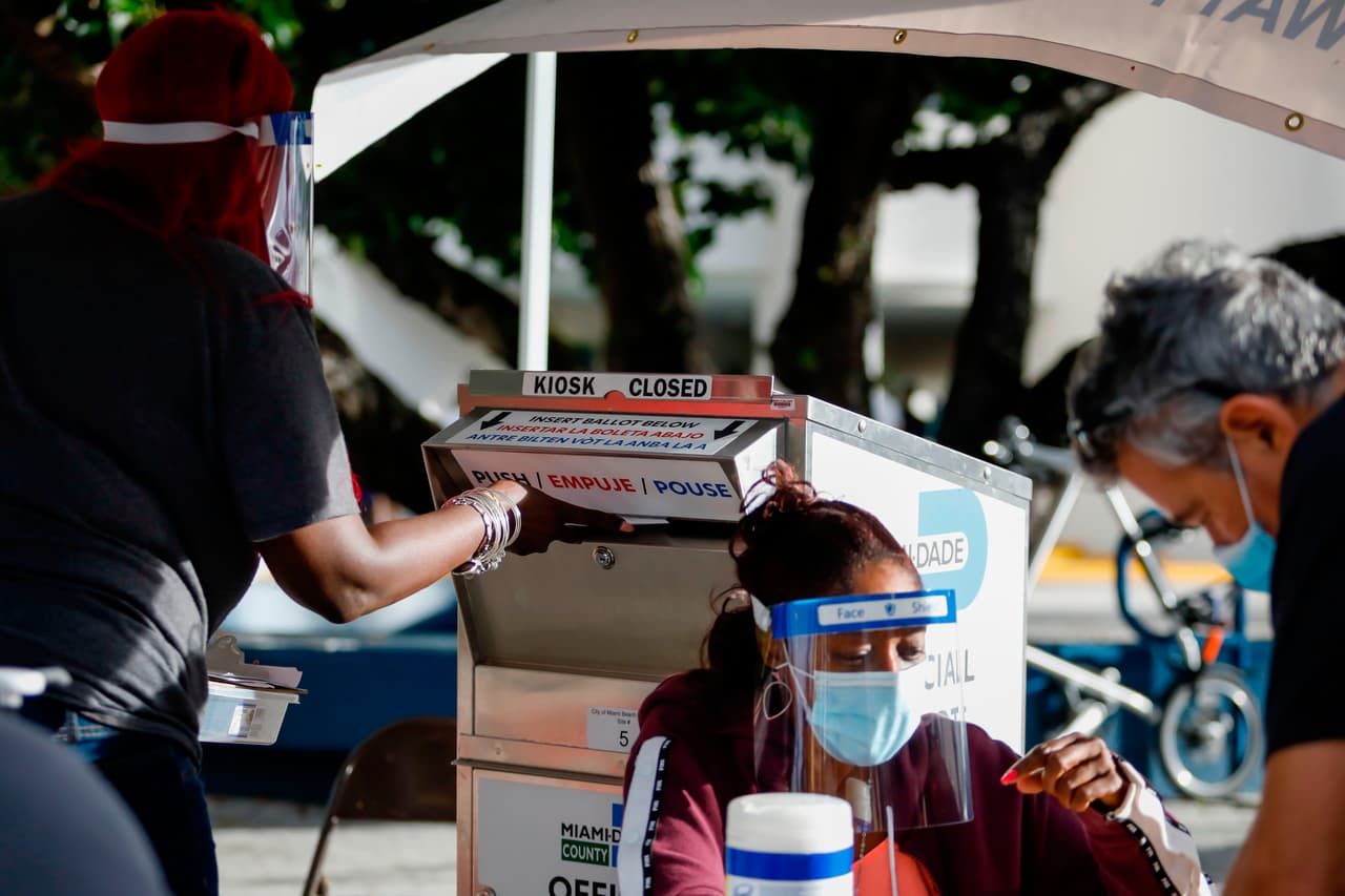 Un centro que recibe boletas que fueron enviadas por correo a los votantes en Miami Beach. Según reporta la agencia AP, unos 2,5 millones de boletas ya han sido depositadas, de las cuales hasta ahora 1,2 millones corresponden a demócratas y 755.000 a republicanos, y el resto independientes.