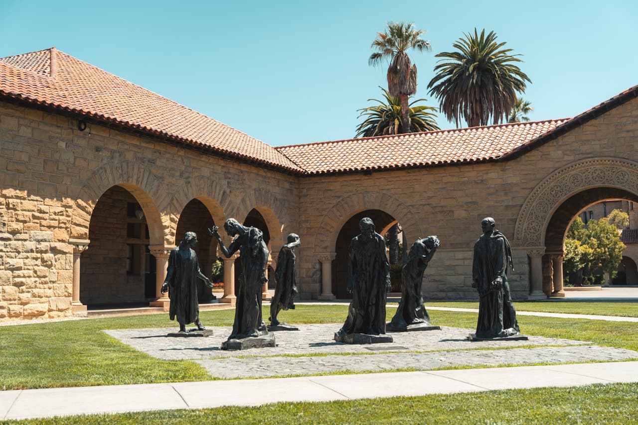 <b>Universidad de Stanford, </b>ubicada a 30 millas al sur de San Francisco.
<br>
<b>Ranking Nacional: <a href="https://www.usnews.com/best-colleges/ca?schoolType=national-universities" target="_blank">Nº6 en el ranking Nacional</a></b>
<br>
<b>Matrícula 21-22 y costos asociados: </b>$56,169
<br>
<b>Salario promedio al egresar: </b>$73,900