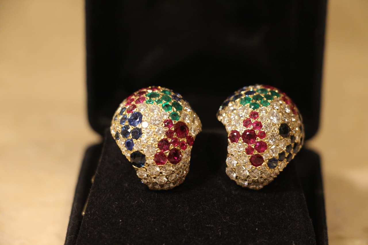 El robo de estas joyas ocurrió el pasado 27 de julio cuando los sujetos ingresaron a la vivienda y se llevaron dos cajas de seguridad en donde estaban las prendas, como estos pendientes de cúpula esmeralda, zafiro y rubí.