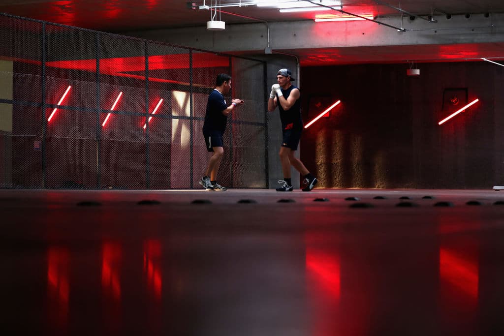 El paso siguiente fue ajustar la postura en mano a mano para Max Verstappen (derecha) con Jorge 'El Travieso' Arce (izquierda).