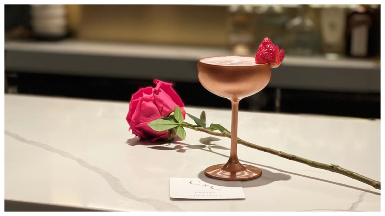 En Saishin las cenas constan de 12 a 15 platos (ten en mente que es sushi), o una selección a la carta, en un ambiente íntimo: solo hay espacio para 50 personas y un bar de 16. Ya que estás ahí, aprovecha para terminar la cita con un cóctel en el Rooftop Bar, donde disfrutarás de una panorámica sin igual de Manhattan. 
<b>De rigor es probar su “Dear Darling”, </b>especial para enamorados. 
<br>