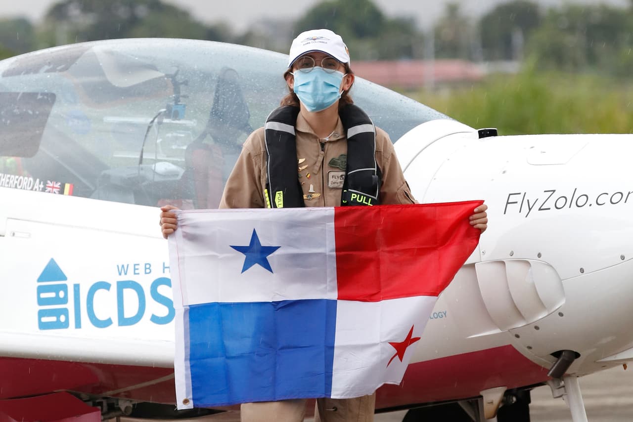 Zara Rutherford en el aeropuerto de Tucumán, Panamá, donde aterrizó el 6 de septiembre de 2021. En su viaje de más de 28.000 millas náuticas (52,000 kilómetros), hizo escalas en cinco continentes y visitó 41 países.
<br>
<br>“Fue una aventura, definitivamente”, dijo al completar la travesía en Bélgica.
<br>
