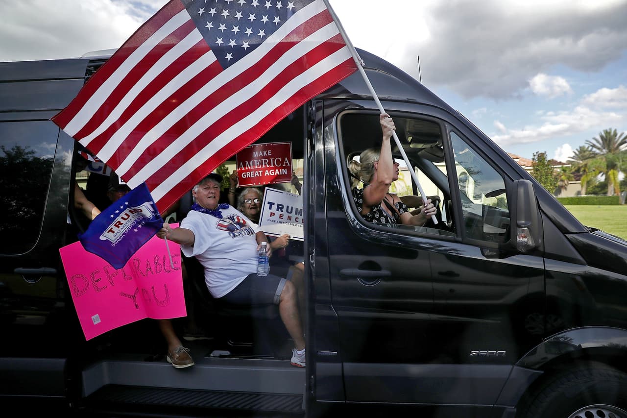 Al pasar el desfile de automóviles de la campaña de Trump, sus seguidores ondean pancartas y avisos que lo apoyan. Uno lee: "Deplorable tú". En Lake Mary, Florida, el 21 de septiembre de 2016.