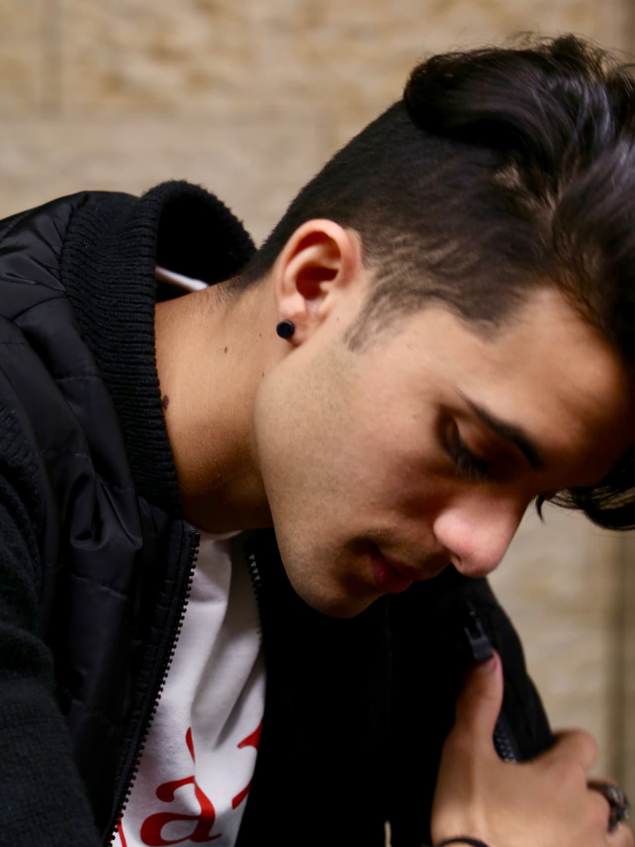 El cantante también usa aretes, los cuales son parte importante de su estilo.