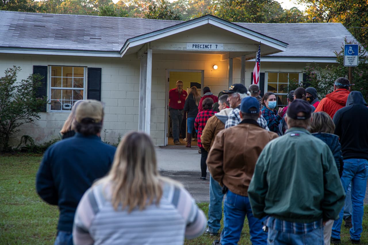 Largas filas se han presentado en algunos centros de votación en la ciudad de Crawfordville en la Florida, donde las urnas estarán abiertas hasta las 7:00 pm ET.