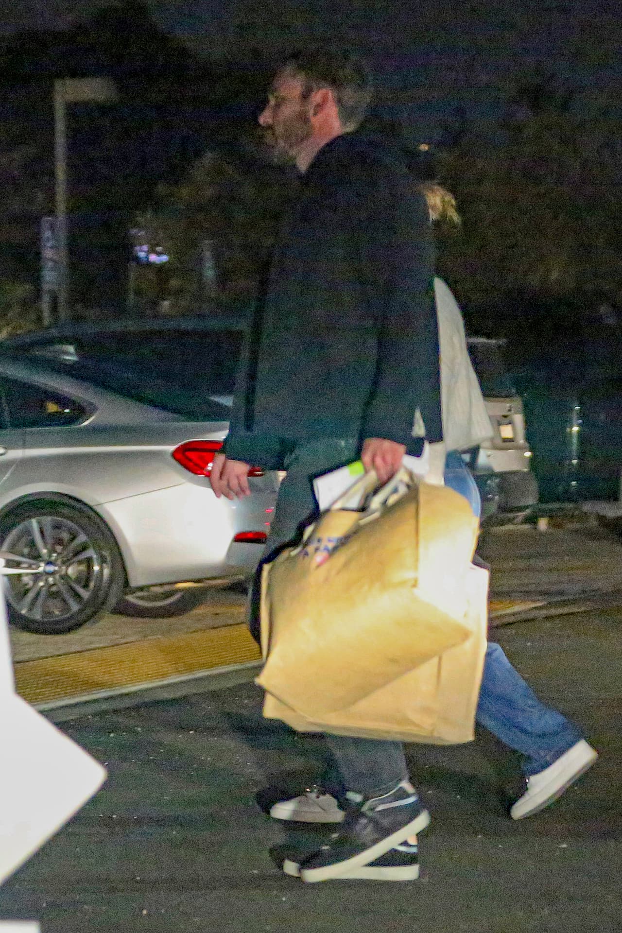 "Están muy agradecidos por su divertido verano. Se trata de trabajar durante los próximos meses. 
<b><a href="https://people.com/movies/jennifer-lopez-and-ben-affleck-are-all-about-work-for-the-next-few-months-after-whirlwind-summer/" target="_blank">Ben se dirigirá a Texas</a></b> la próxima semana. Jennifer comienza a filmar en Canadá en octubre", dijo uno de los informantes.
<br>