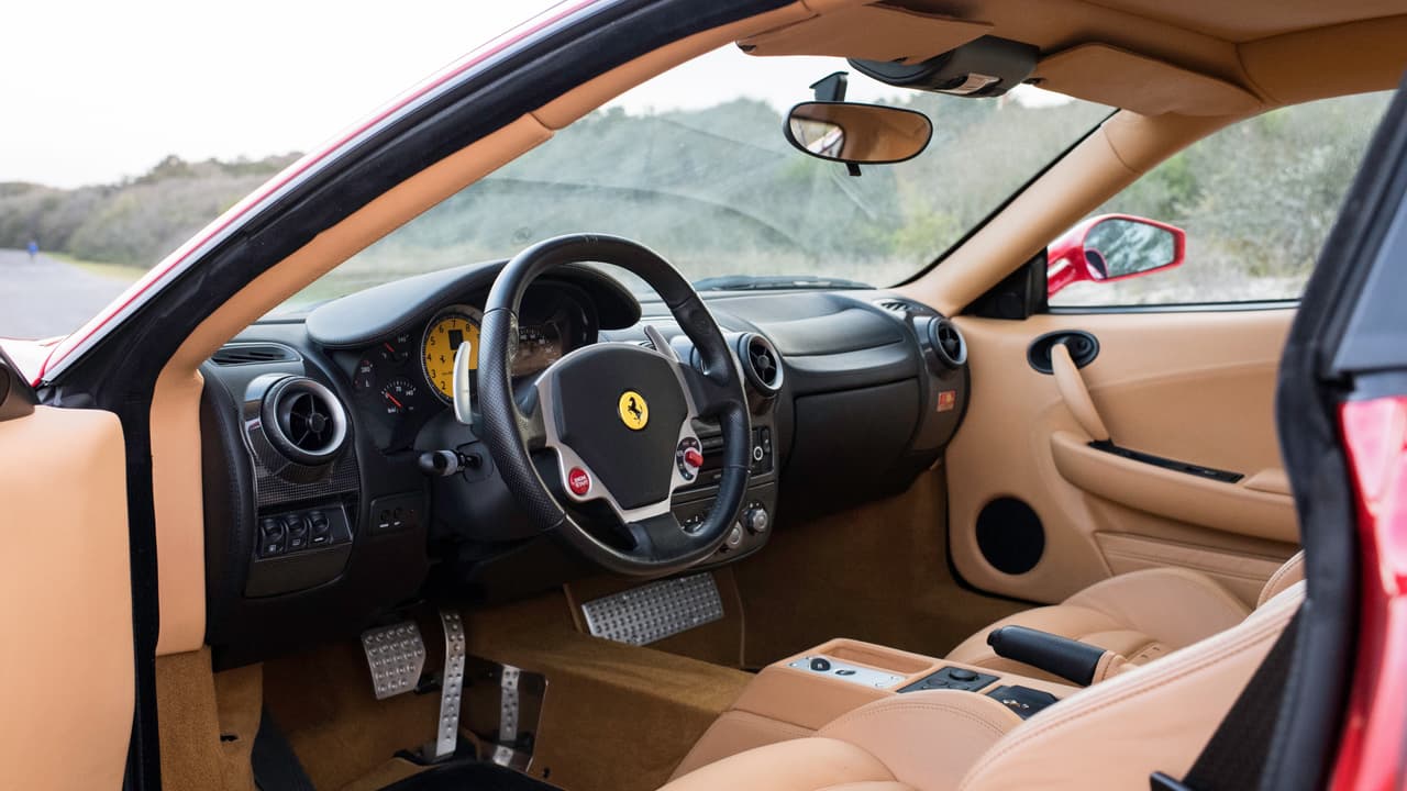 Otra de la características distintivas del Ferrari F430 era
<b>un interior al que finalmente se le podía describir como cómodo y lujoso</b>, sin dejar de ser ideal para el manejo deportivo.
