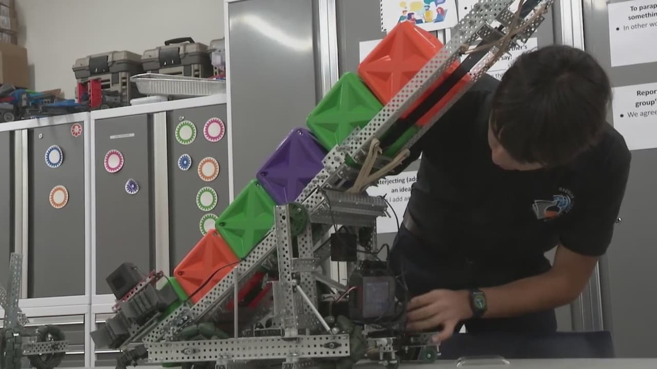 "Sí lo puedo lograr”: escuelas de California buscan más representación latina en carreras STEM