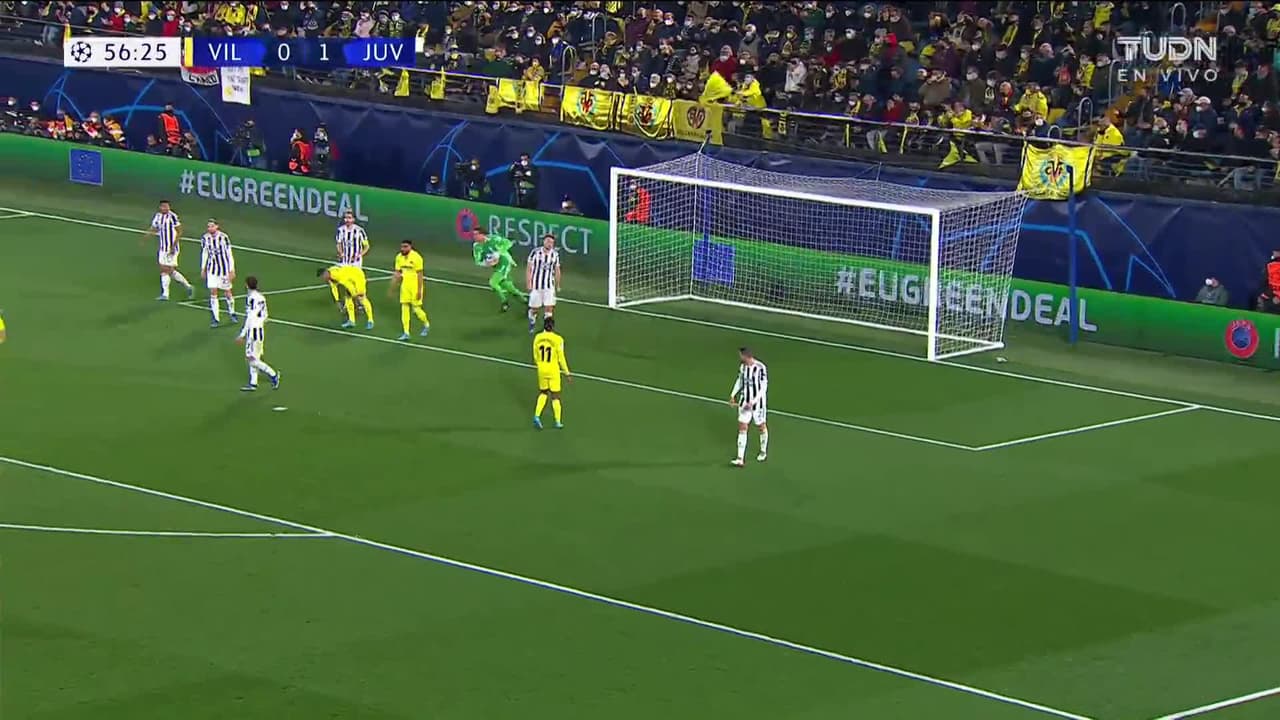 ¡TIRO ATAJADO! disparo por Alberto Moreno.